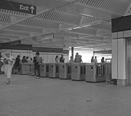 O saguão da estação e as barreiras de passagem, em maio de 1983.