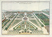 Farbige Zeichnung in der Obersicht einer geometrischen Parkanlage mit gut erkennbaren ornamentalen Beeten im Vordergrund. Der Titel lautet „Jardin Meridional de Würzburg. Vu de la salle des cavaliers“. Rechts ist ein Teil des Schlosses zu sehen. In der Mitte ist eine Fontäne und an beiden Parkseiten sind Heckengänge. Im Hintergrund ist eine Mauer mit Durchgang, die zu einem Ort und Hügeln führt.