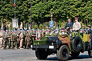 Nicolas Sarkozy, Presiden Republik dan Jeneral Jean-Louis Georgelin, Ketua Turus Pertahanan, memeriksa barisan semasa perarakan tentera Hari Bastille 2008 di Champs-Élysées di Paris.