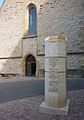 Stauferstele, im Hintergrund die Westseite der Evangelischen Stadtkirche