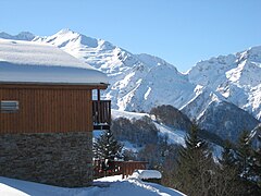 Chalet à Guzet. L'échancrure dans la chaîne est le port de Marterat (2 217 m).