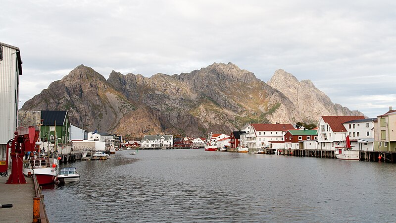 File:Henningsvær (15226715728).jpg