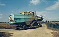 Transport d'une moissonneuse sur chenilles adaptée à la récolte du riz. Delta de l'Èbre, 1981.