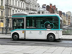 Un Bolloré Bluebus 6 m de la navette gratuite de centre-ville.