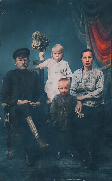 File:The Sipin Family, circa 1929.jpg