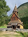 Urnes stavkyrkje i Sogn er eit døme på ei mastestavkyrkje med svalgang berre på vestsida (inngangs-sida). Svalgangen fungerer såleis som ein forhall.