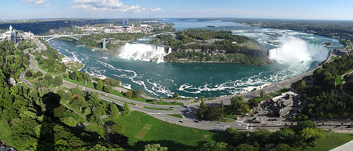 Uitzicht vanaf Skylon Tower naar Niagara Falls