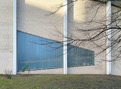 Fassadendetail an der rechten Seite (Südseite) mit Lichtdurchlass