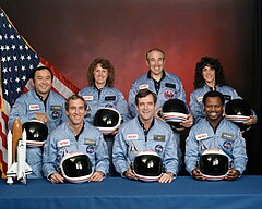 První řada (zleva): Michael Smith, Dick Scobee, Ronald McNair Druhá řada (zleva): Ellison Onizuka, Christa McAuliffeová, Gregory Jarvis a Judith Resniková