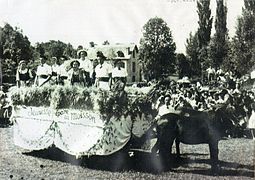 Char fleuri de la fête de la Terre