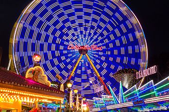 Roda-gigante durante a feira Viktorkirmes em Dülmen, Renânia do Norte-Vestfália, Alemanha. (definição 3 840 × 2 560)