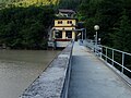 Edificio di controllo e camminamento sulla diga.