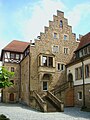 Das Staffelgiebelhaus wurde unter Beibehaltung der historischen Sandsteinmauern wiederaufgebaut