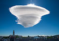 Cwmwl Altocumulus lenticularis dros Harold's Cross Dulyn, Iwerddon