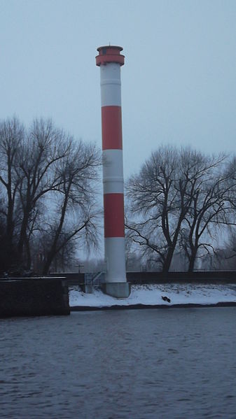 File:Leuchtturm am Bubendey-Ufer.JPG