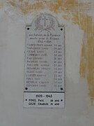 Monument aux morts situé sous le porche de l’église.