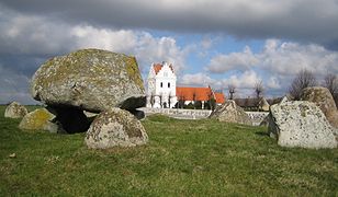 Dolmen von Skegrie mit Kirche