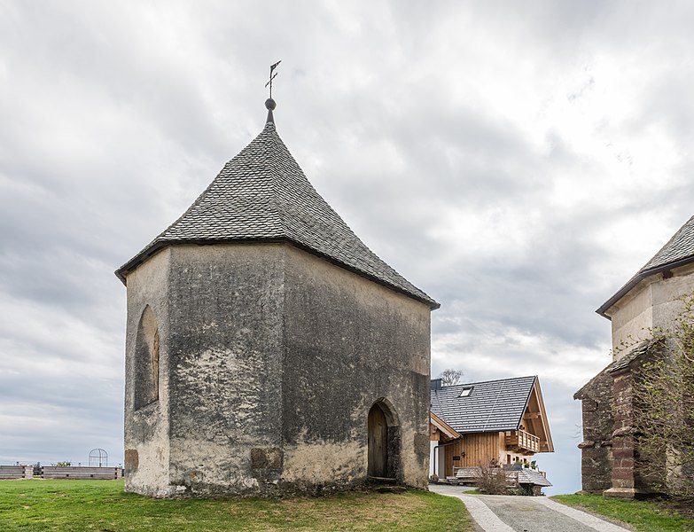 File:Magdalensberg Wolfgangkapelle N-Ansicht 15042022 2476.jpg