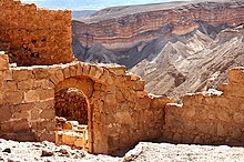 Das Foto zeigt das byzantinische Westtor vor dem Panorama der Wüstenlandschaft