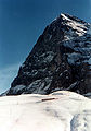 La juna virina fervojo piede de monto Eiger, kun la fama norda vando de Eiger