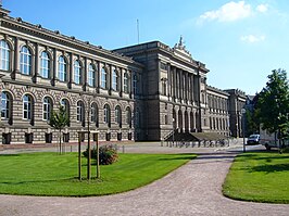 Het hoofdgebouw aan de Place de l'Université