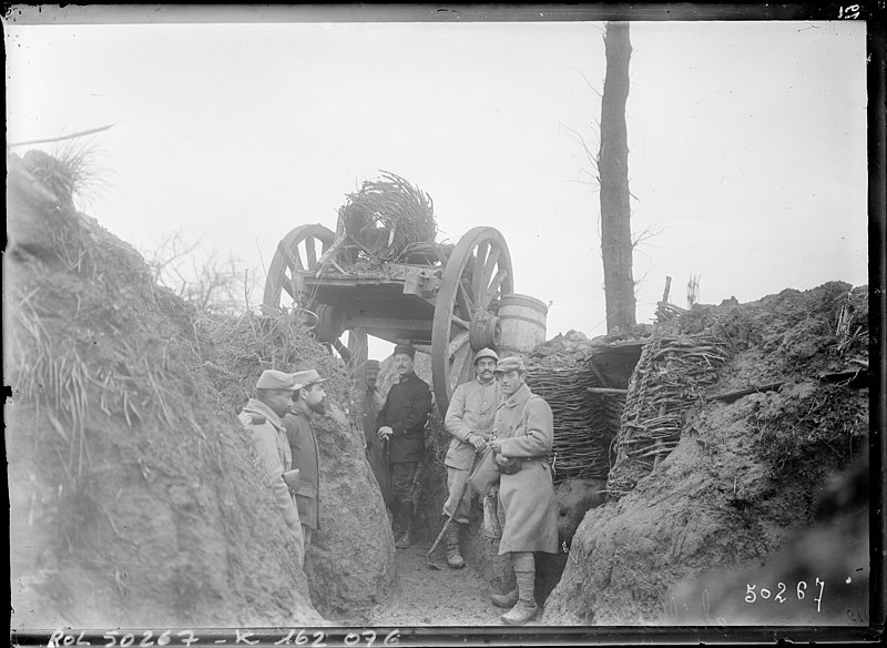 File:Chilly, dans la Somme, soldats du 28e régiment dans une tranchée.jpg