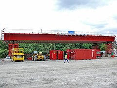 Le nouveau tablier en acier et béton armé, en attente sur le chantier jouxtant la nationale, est prêt à être posé, ce qui a lieu la nuit du 14 août 2008.