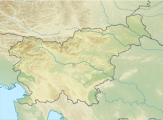 Mapa konturowa Słowenii, po lewej znajduje się czarny trójkącik z opisem „Kser”