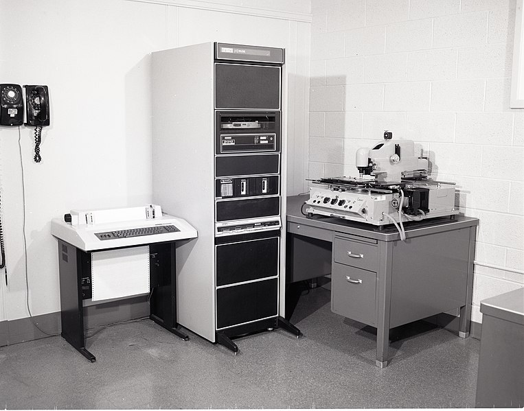 File:AUTOMATIC MICRODENSITOMETER AND MINICOMPUTER CONTROLLER - NARA - 17419586.jpg