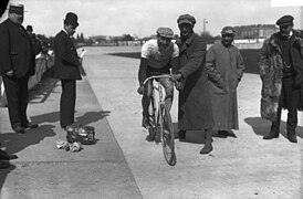 Cyrille Van Hauwaert au Parc des Princes à l'arrivée de Bordeaux-Paris 1909.jpg