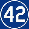 Jackie Robinson (2B). Retirado el 4 de junio de 1972.