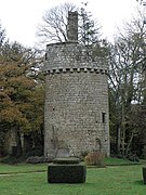 Le donjon ruiné du château du Tiercent (XVe siècle).