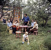 Tipica famiglia sovietica in una casa estiva con degli amici vicino a Leningrado, luglio 1981.