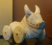 Buffle à roulettes, jouet d'enfant. Terre cuite, Grande Grèce (Italie du Sud), époque archaïque.