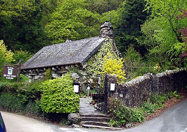 Y "Tŷ Hyll" ger Betws-y-Coed sy'n esiampl o dŷ unnos