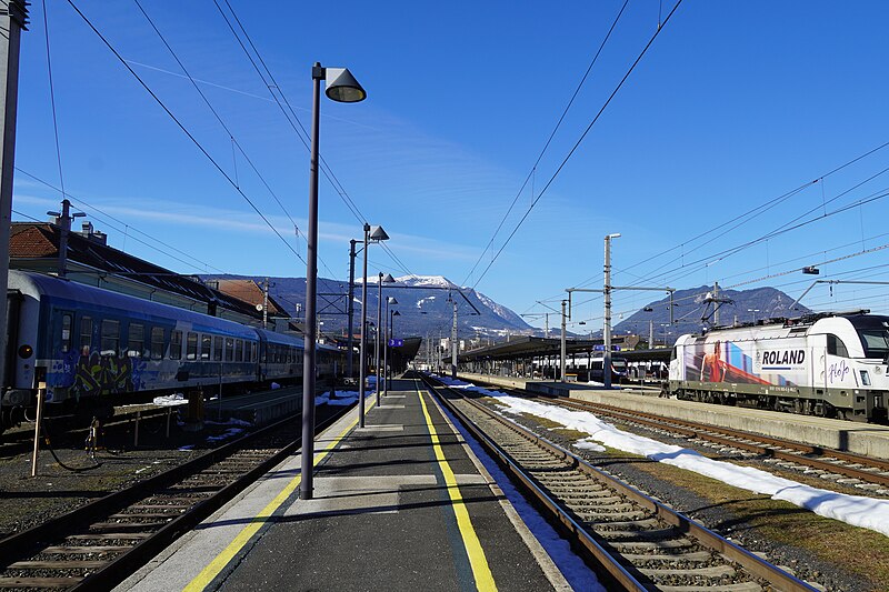 File:3 B Bahnsteig, Hauptbahnhof Villach mit Blick zum Dobratsch (2166 m ü.A.) Kärnten.jpg