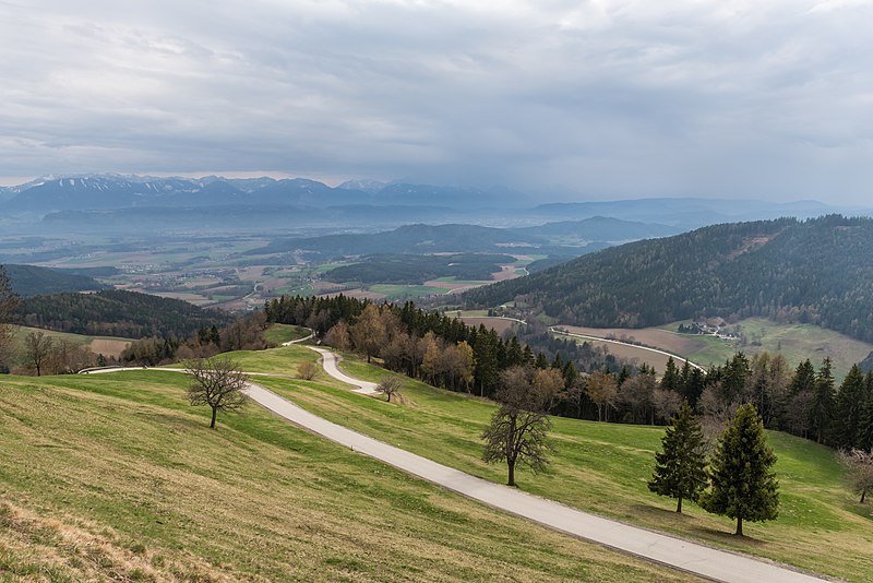 File:Magdalensberg Blick nach Süden Richtung Klagenfurt und Karawanken 15042022 2460.jpg