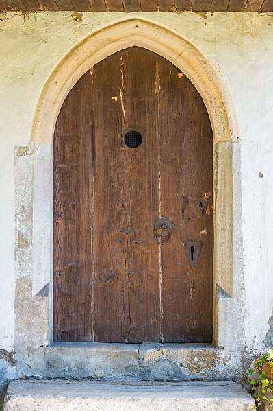 File:Magdalensberg Portendorf 1 Schlosskapelle hl. Dreifaltigkeit und hl. Nikolaus W-Portal 04102019 7248.jpg