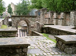 Les ruines de la synagogue.