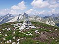 Ometto in vetta al Pizzo Ruggia, sullo sfondo Pizzo la Scheggia e Pioda di Crana.