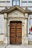 Porta revival rumena del Central School National College on Street Icon (Bucarest)