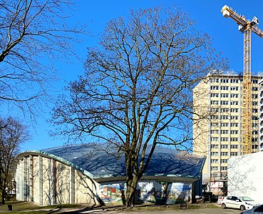 Rückseite (Ostseite) des Audimax mit Wandgemälde, rechts der „Philturm“