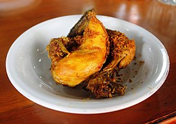 Ayam bumbu, ayam goreng Minang dari restoran Aie Badarun, Tanah Datar.