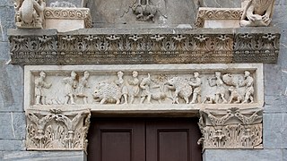 Díntel del portal del lado izquierdo de Pieve di San Giovanni (Campiglia Marittima), atribuido al Maestro Mateo (responsable de la construcción de todo el edificio), que representa una escena de caza del jabalí (quizás Meleagro cazando al jabalí de Calidón) que simboliza la victoria de Cristo y de sus fieles sobre el diablo (antes de 1075)