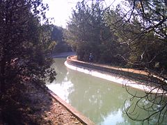 Le canal dans les plaines d'Arbois