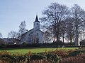 Fitjar kyrkje og Håkonarparken med statuen av Håkon den gode