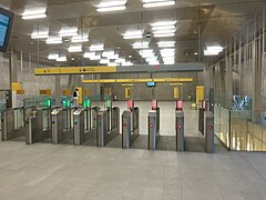 Entrée de la station avec les portiques.