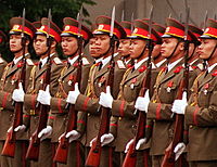 Soldats de l'Armée populaire vietnamienne paradant avec des carabines SKS.