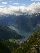 Vue sur le Aurlandsfjord, Aurlandsvangen et Flam.