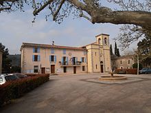 Ang Town Hall, Church ug Village Square